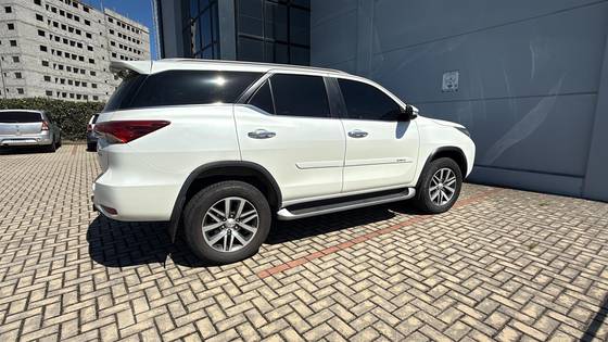 TOYOTA HILUX SW4 2.8 SRX 4X4 7 LUGARES 16V TURBO INTERCOOLER DIESEL 4P AUTOMÁTICO